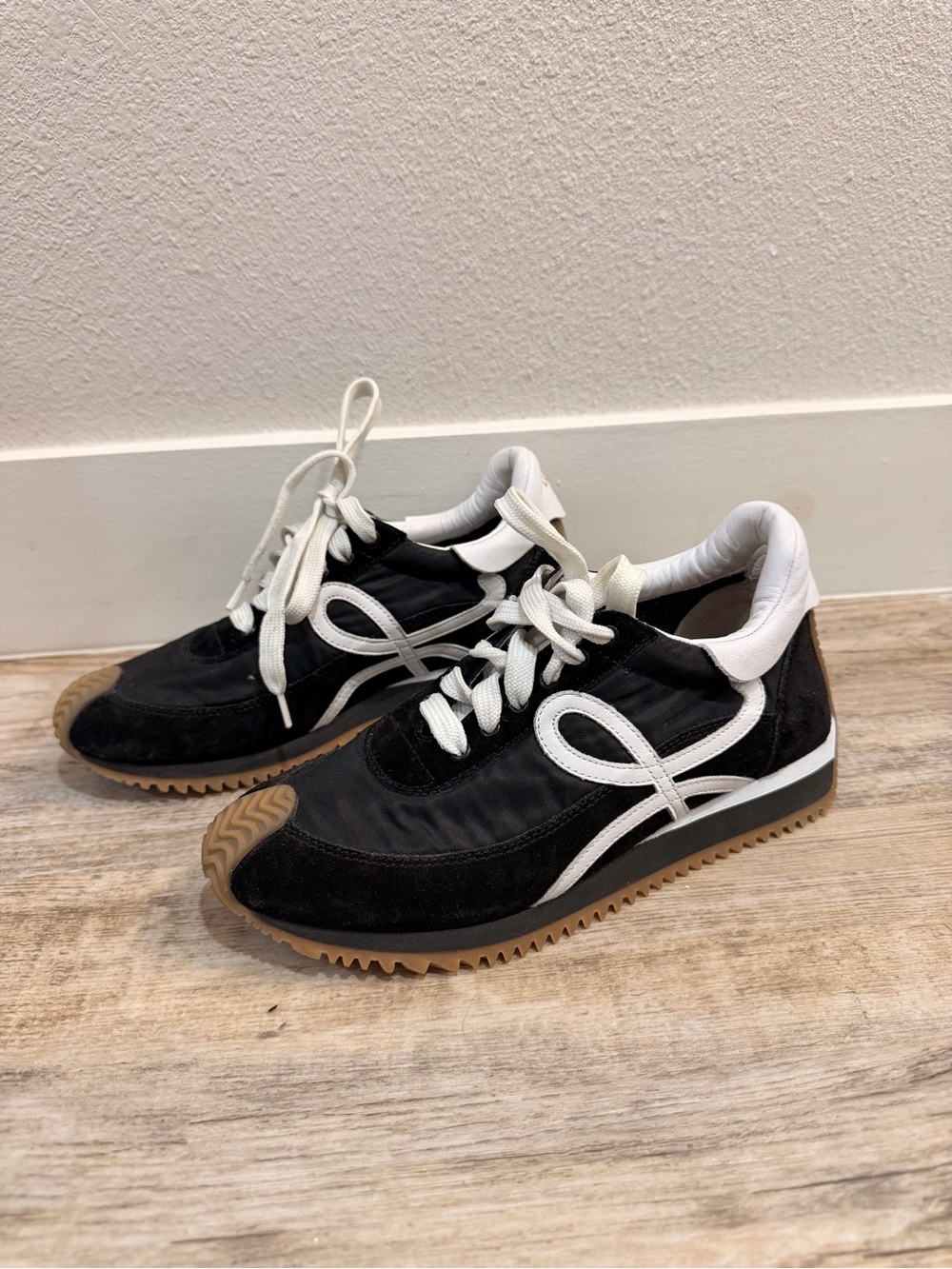 Women Flow Runner Black & White Sneakers Size 36